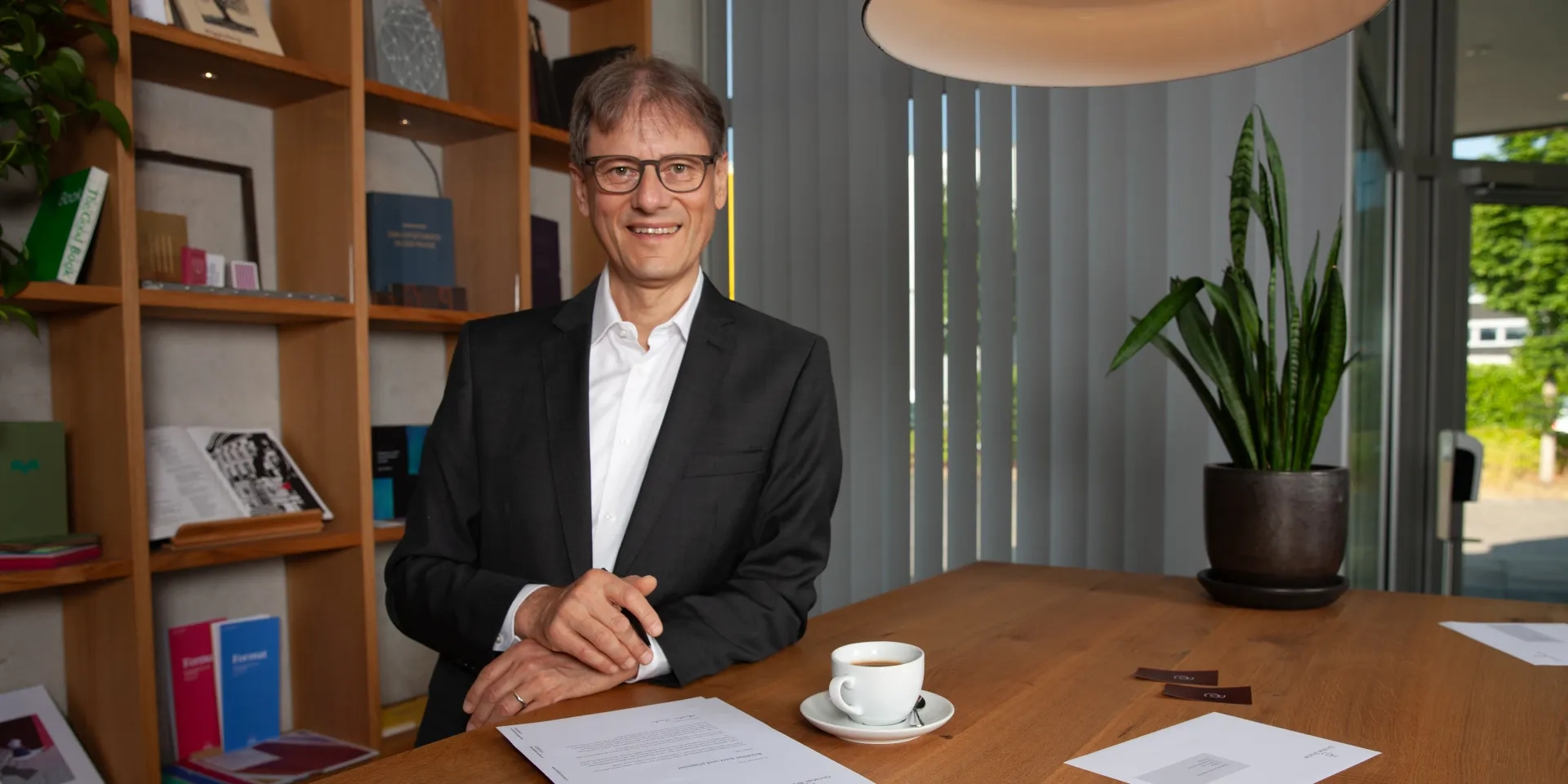 Chrisian Bracher Lächelt und höhrt ihnen zu.